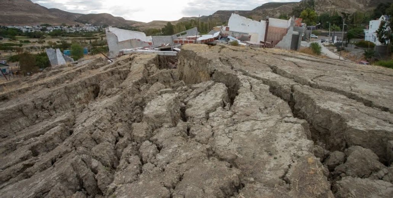 Comodoro Rivadavia: 90 familias fuera de sus casas por el desplazamiento del cerro Hermitte