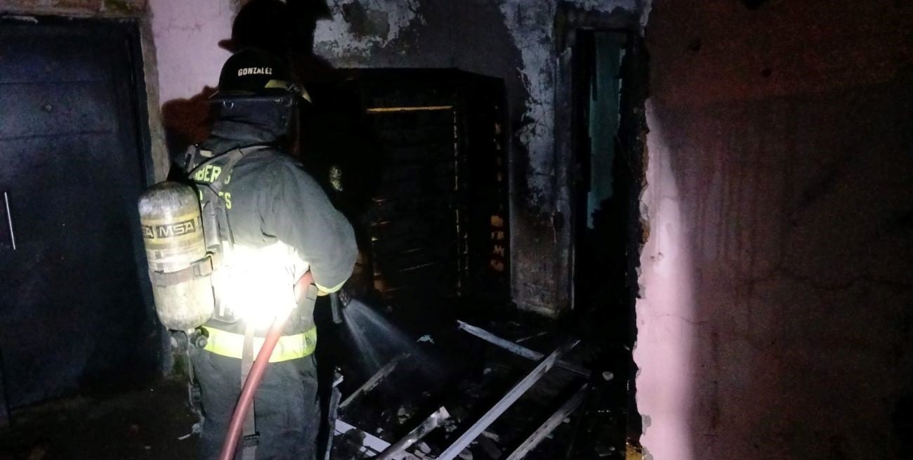 Un hijo rescató a su madre atrapada en un incendio en Santa Fe