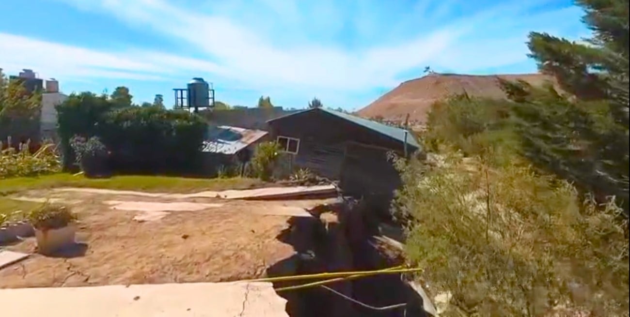 Casas partidas, calles quebradas y un centenar de familias evacuadas por el deslizamiento en Chubut