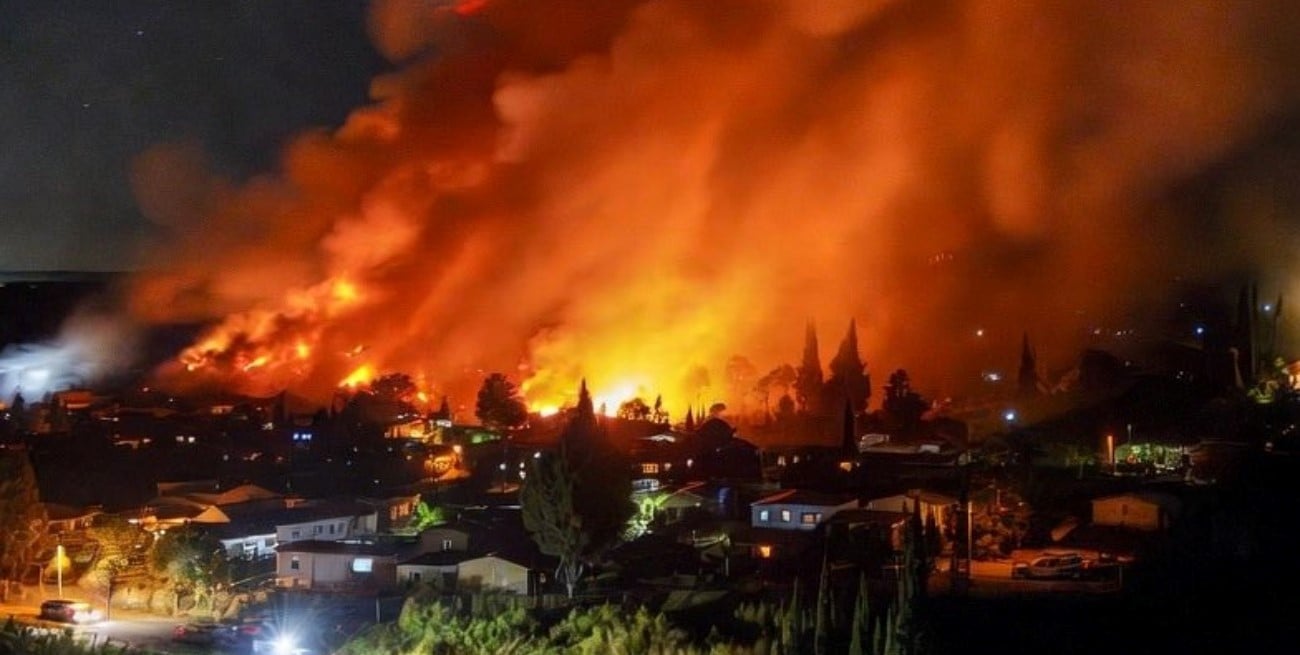 Al menos 16 muertos y más de 50.000 evacuados por incendios forestales en el sur de Chile