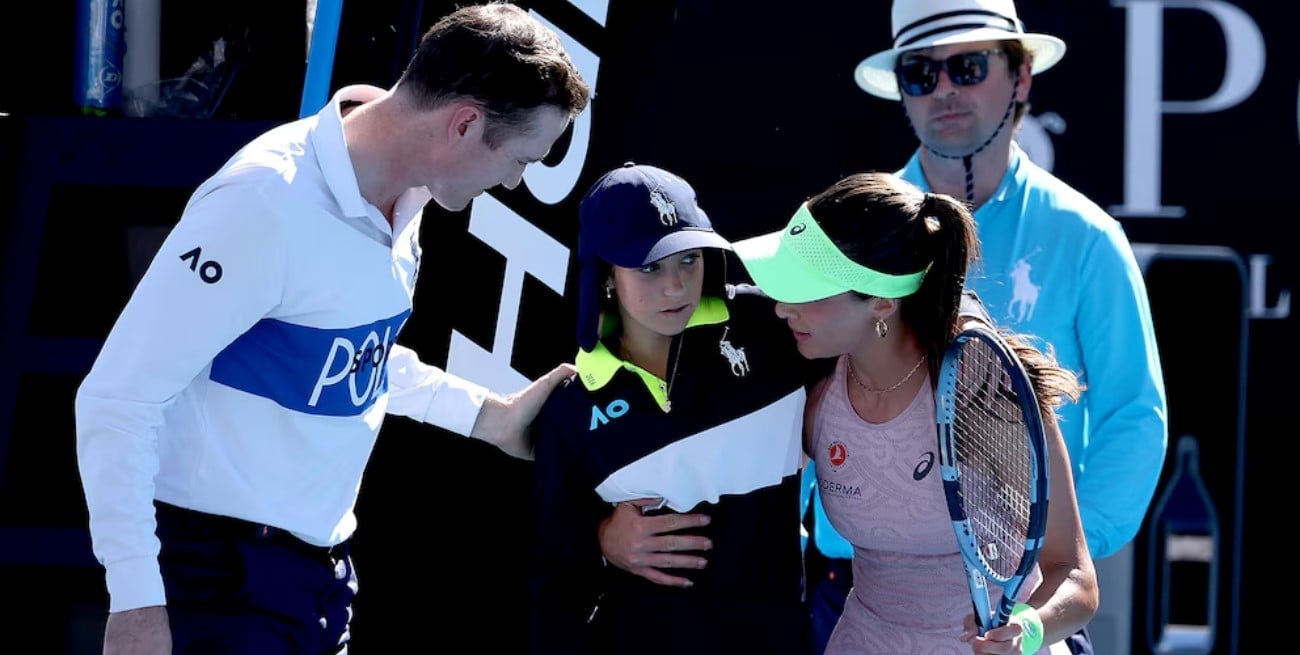 Susto en el Australian Open: se desmayó una alcanzapelotas por el agobiante calor