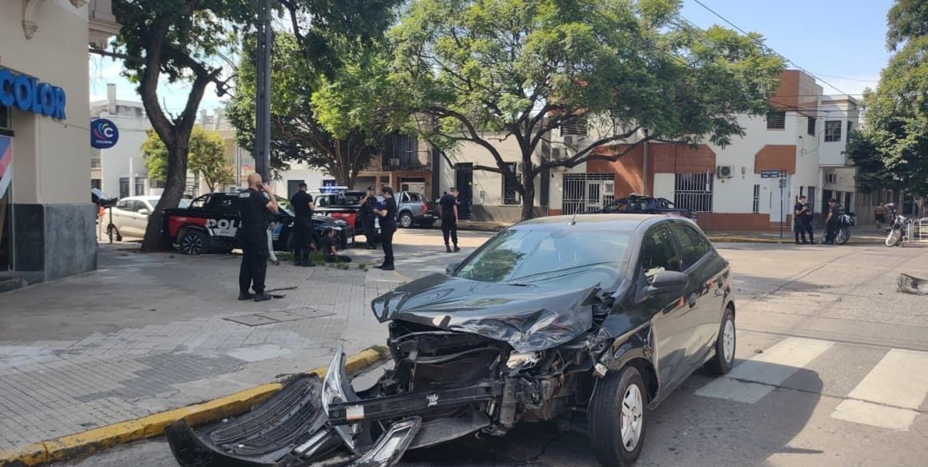 Fuerte choque en barrio Sur entre un patrullero y un auto