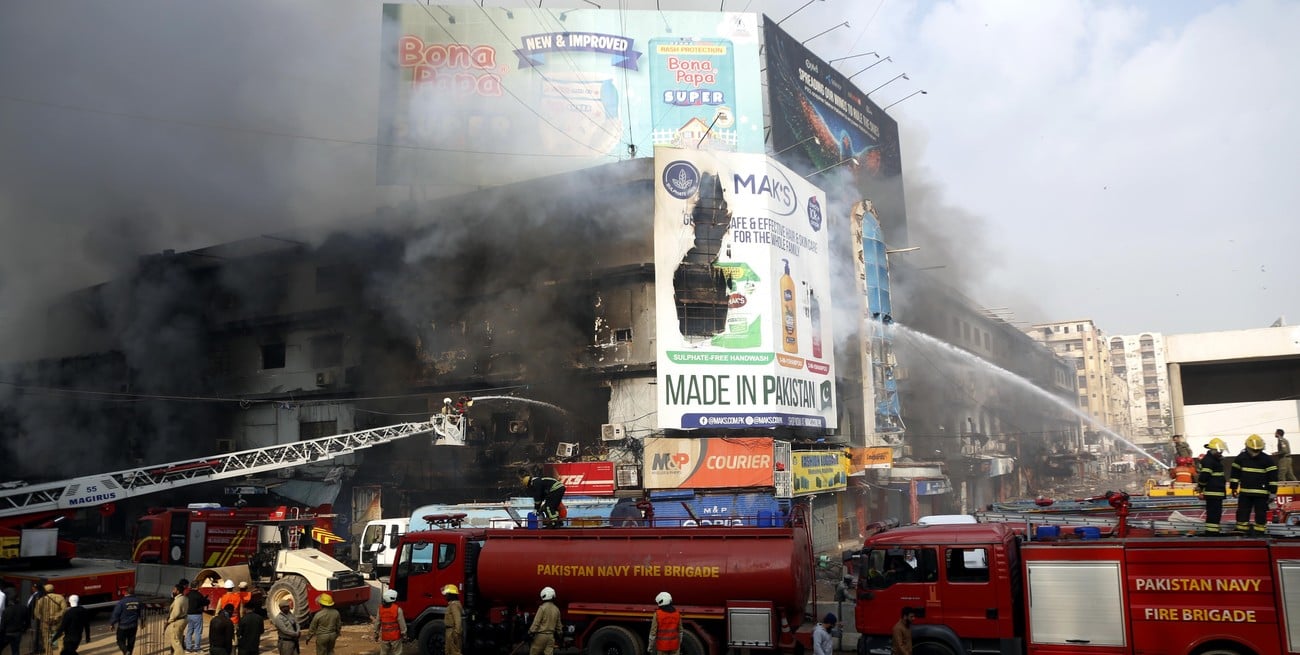 Al menos 21 muertos y decenas desaparecidos tras un incendio en un centro comercial de Pakistán