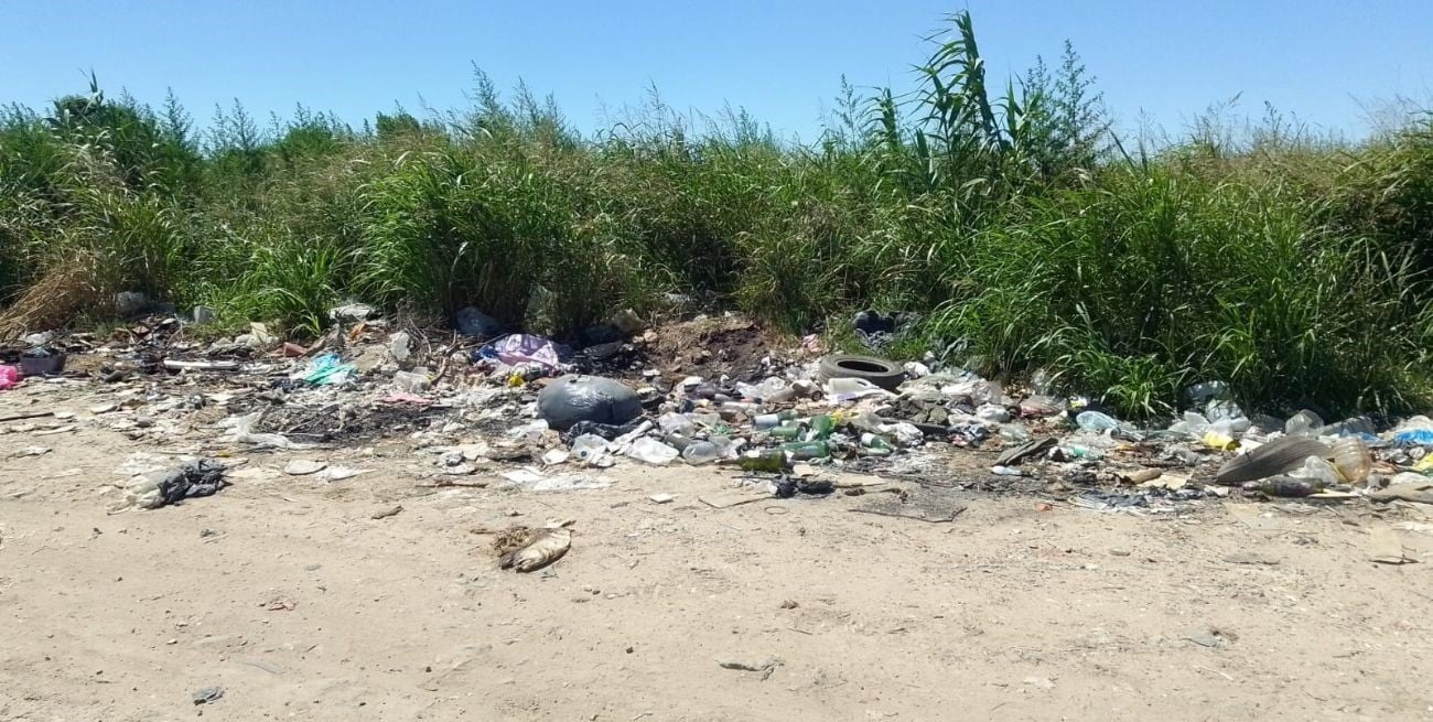 Vecinos del norte de Santa Fe reclaman por basura acumulada, calles intransitables y falta de iluminación