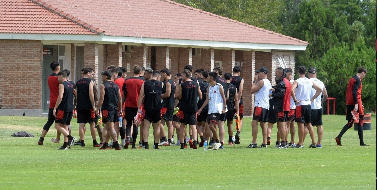 Con 26 jugadores, Colón viajó a Paysandú para seguir con su preparación