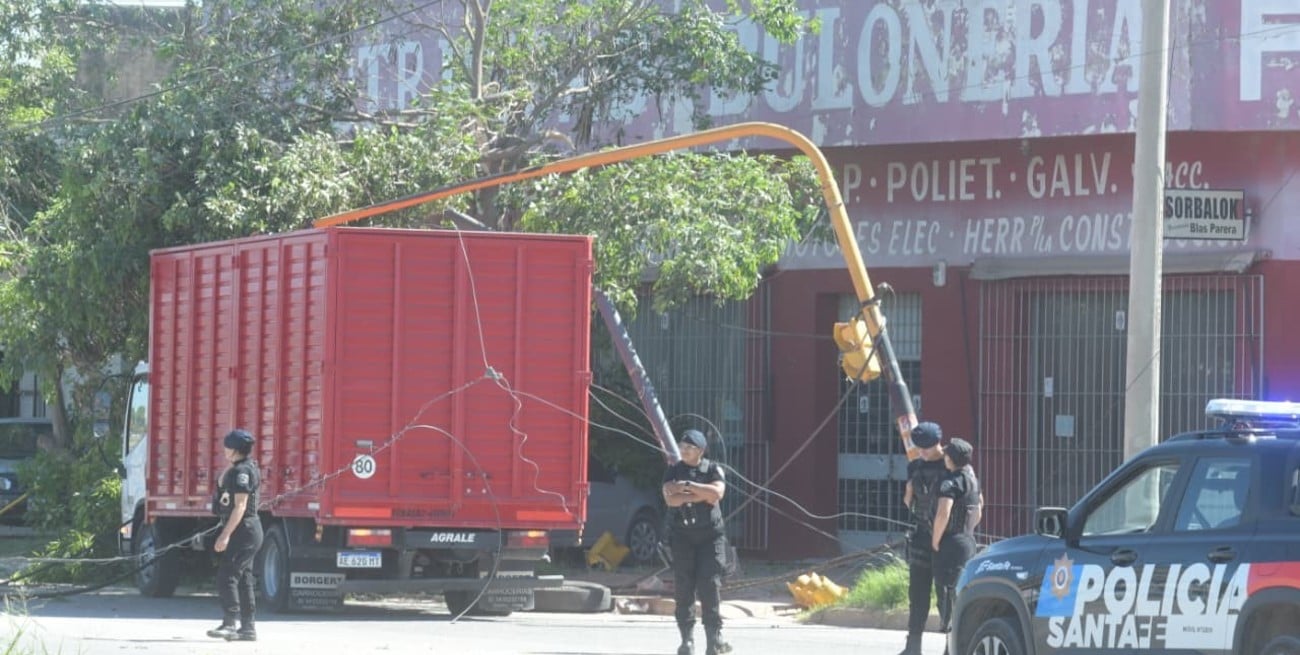 Así fue el incidente en Blas Parera con un camión que arrasó cables y un semáforo
