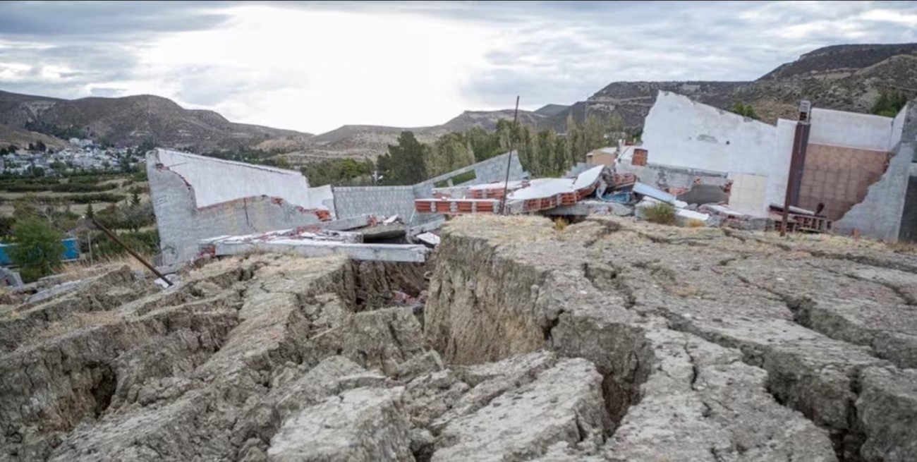 Comodoro Rivadavia en emergencia por el desplazamiento del cerro Hermitte: 300 evacuados