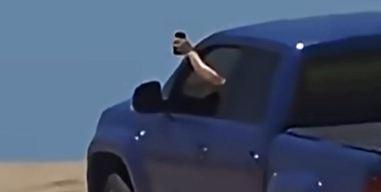 Manejaba una camioneta en los médanos y filmaba a su hijo en cuatriciclo: le sacaron la licencia