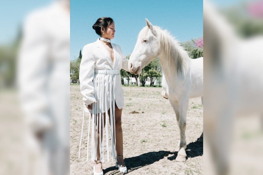 Deló durante una sesión de fotos realizada en San Justo, por su nuevo disco 33.