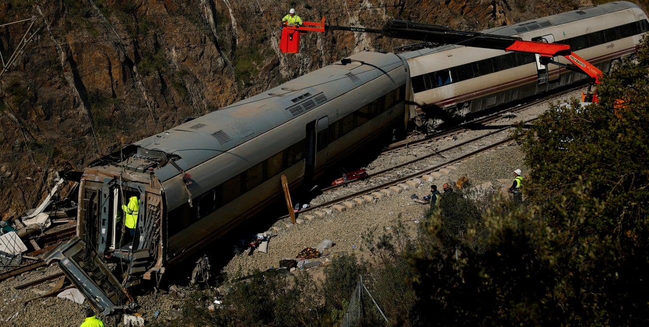 España: hallaron otros cinco cuerpos en los vagones y la cifra de muertos subió a 42 en el choque de Córdoba