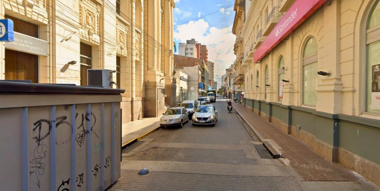 Santa Fe: tras una discusión, una mujer se llevó el auto de su pareja y embistió a un policía