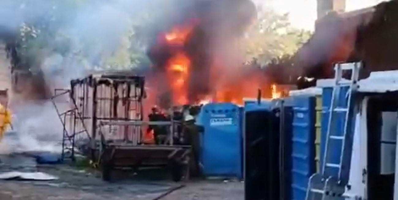 Fuego y evacuaciones en La Plata por el incendio de un depósito de baños químicos