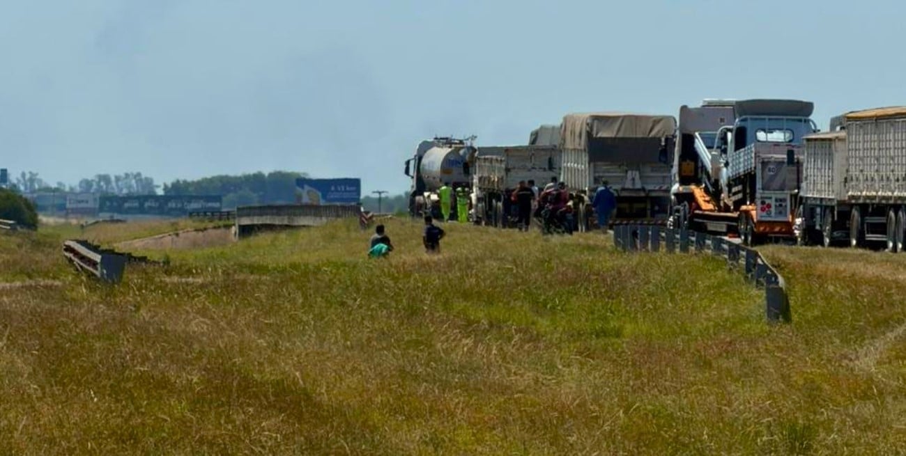 Choque múltiple de camiones en la autopista Rosario–Buenos Aires: filas de hasta 50 km
