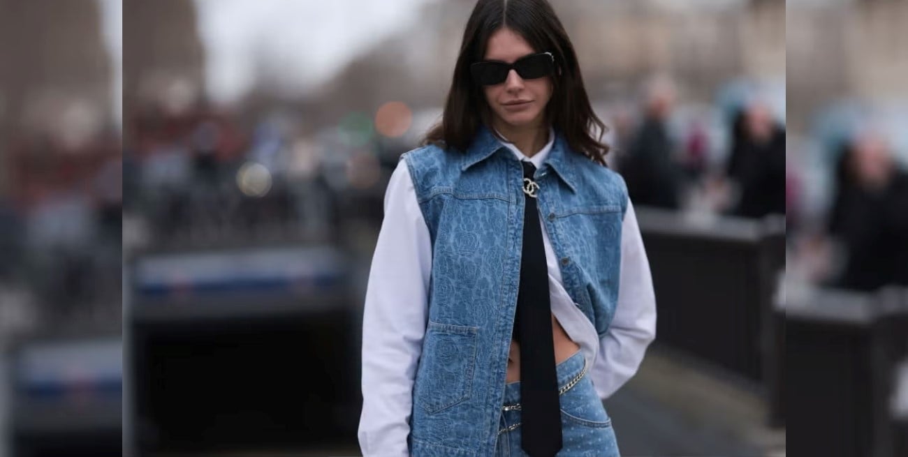 La corbata se reinventa y conquista la moda femenina