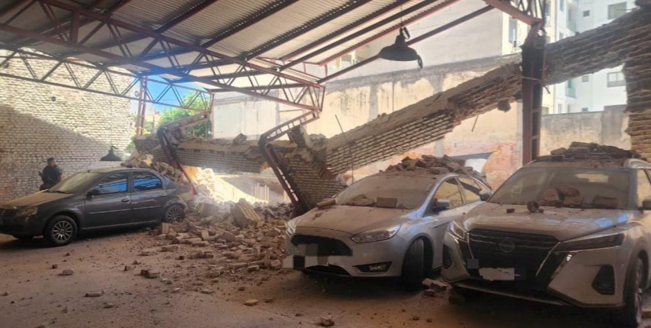Córdoba: colapsó una pared de una cochera y cuatro autos quedaron sepultados
