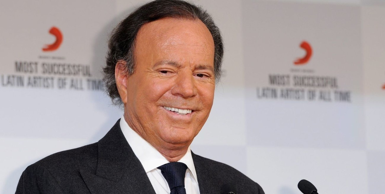 Julio Iglesias difundió chats con las exempleadas que lo acusan de abuso sexual