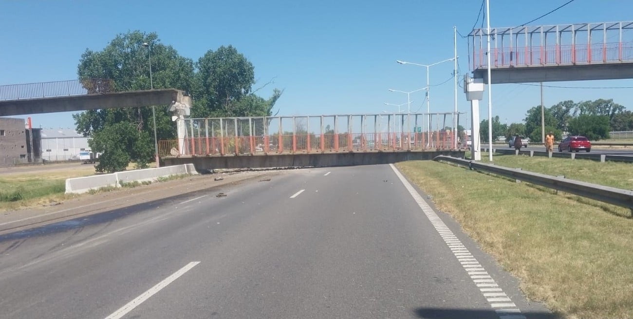 Rosario: un camión derribó un puente peatonal y cortaron por completo Circunvalación