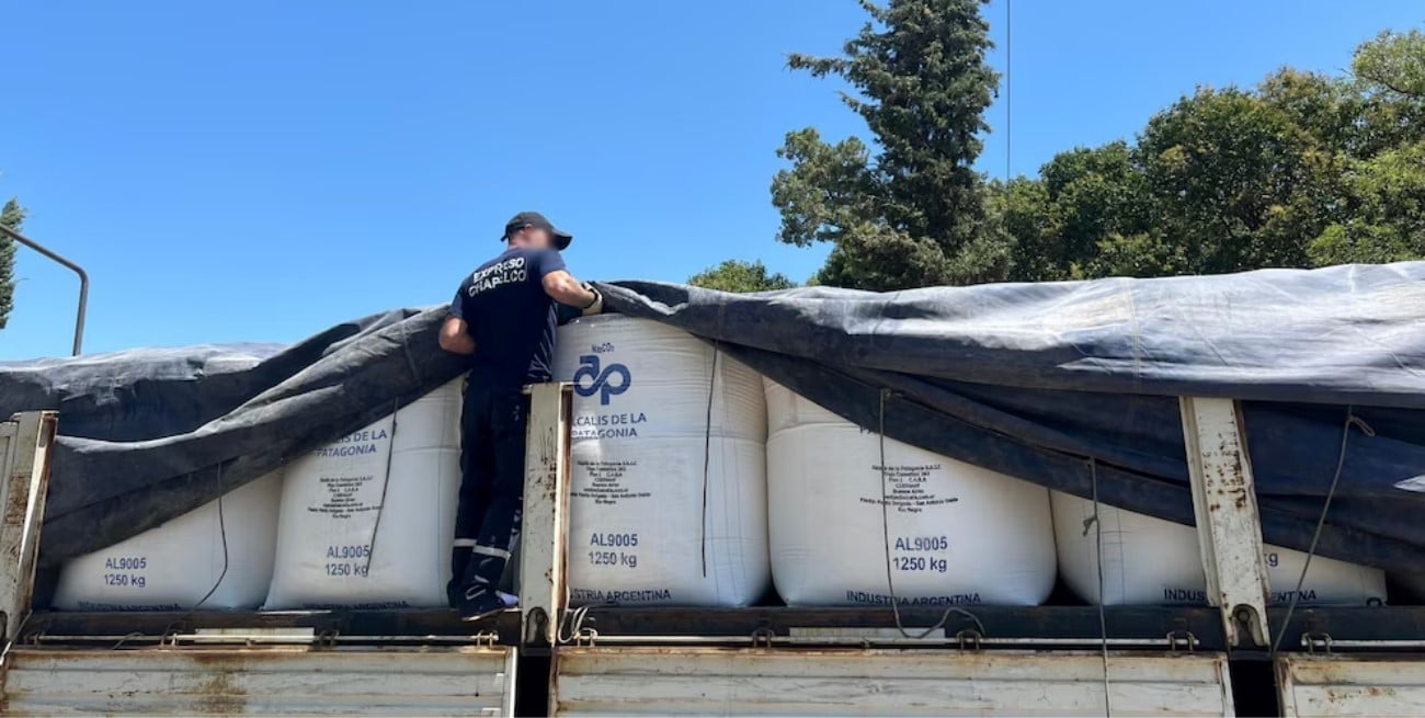 Secuestraron un camión con más de 20 toneladas de un químico clave para fabricar cocaína