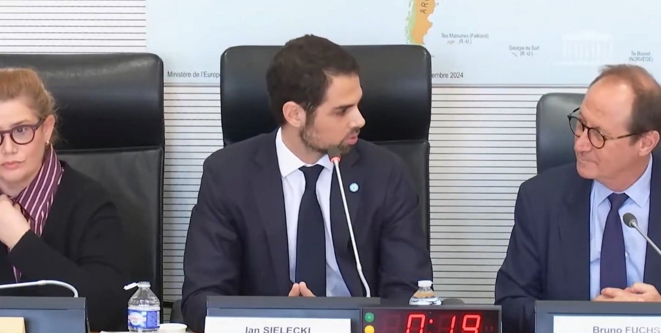 El embajador de Argentina en Francia se negó a hablar por un mapa que ponía las Malvinas como británicas