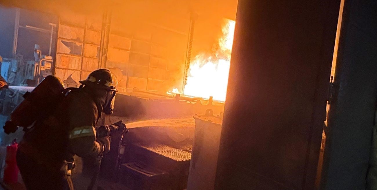 Impactante incendio en una metalúrgica de barrio Candioti; por suerte no hubo heridos