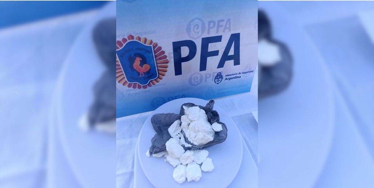 Detuvieron a un motociclista con cocaína en la plaza de barrio Santa Rosa de Lima