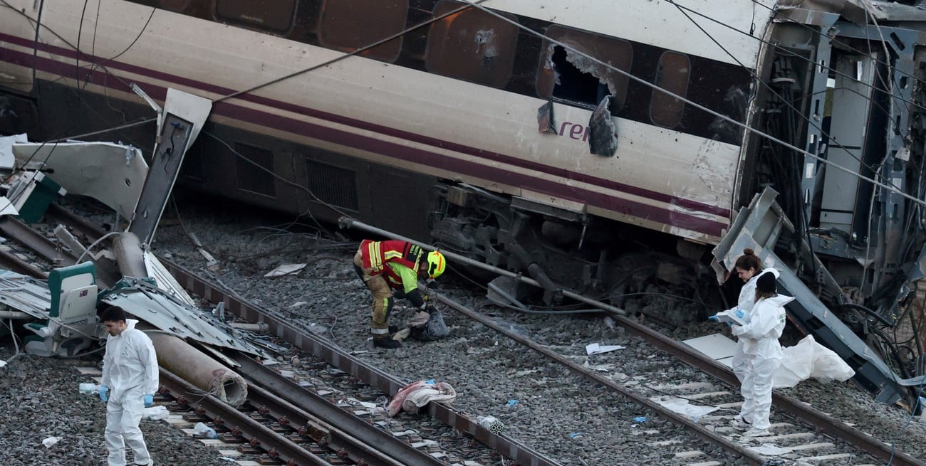 España: una falla en la vía habría provocado el choque de trenes que dejó 45 muertos