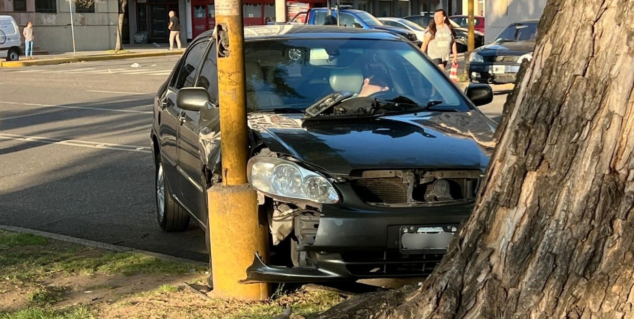 Chocó una columna y decidió dormir en el auto para esperar la grúa