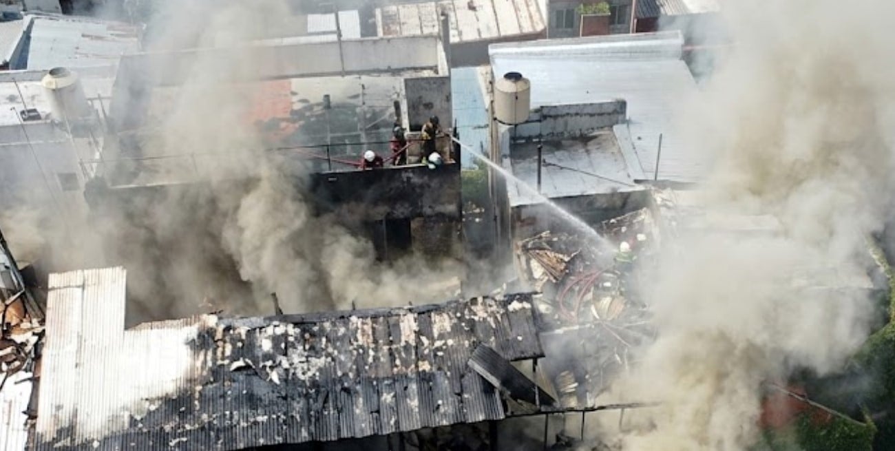Incendio en un conventillo de La Boca: murió una mujer y hubo evacuados