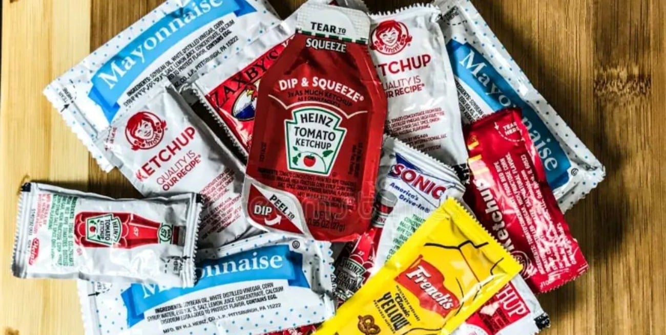Por qué la Unión Europea le pone fin a los sobres de ketchup y mayonesa en los restaurantes