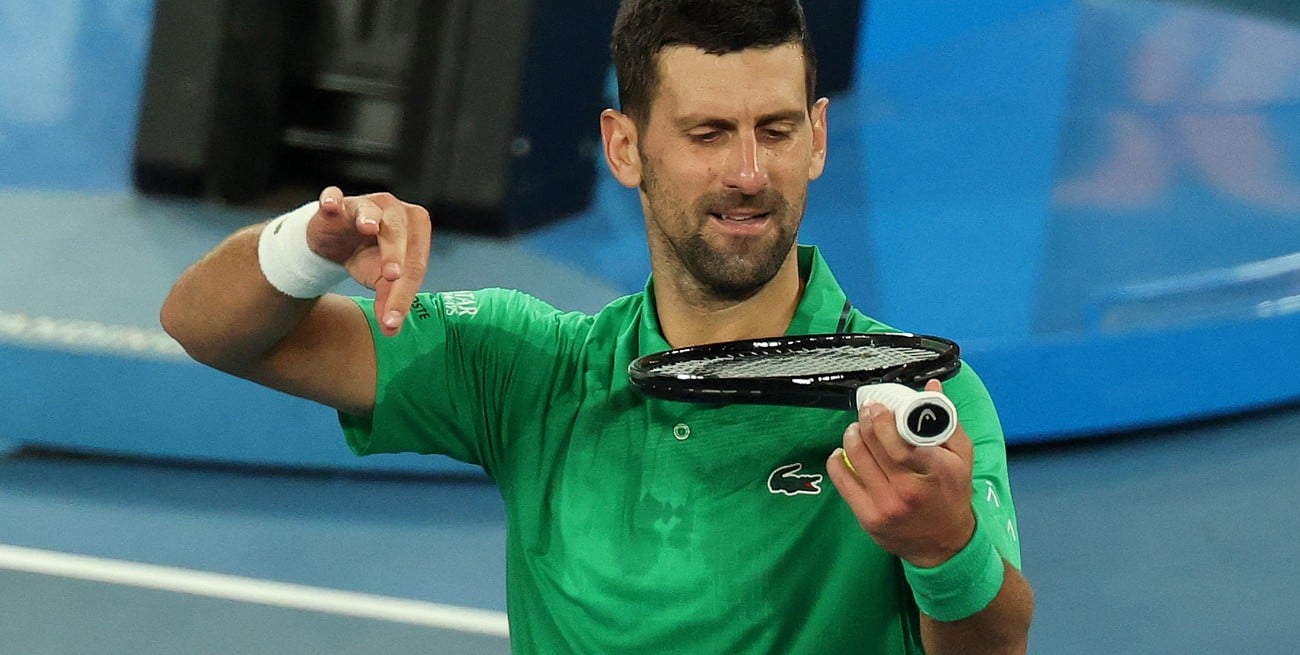 Djokovic hace historia en Melbourne y Sinner sobrevive al calor extremo