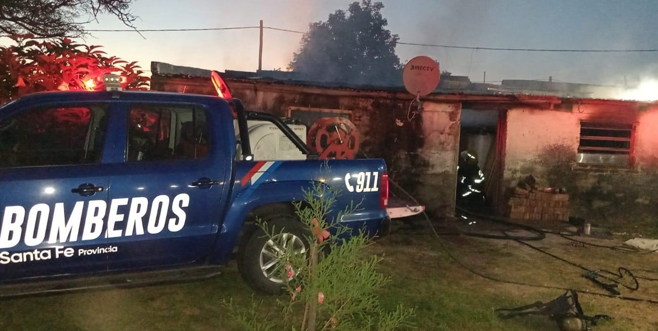 Voraz incendio destruyó gran parte de una vivienda en Constituyentes
