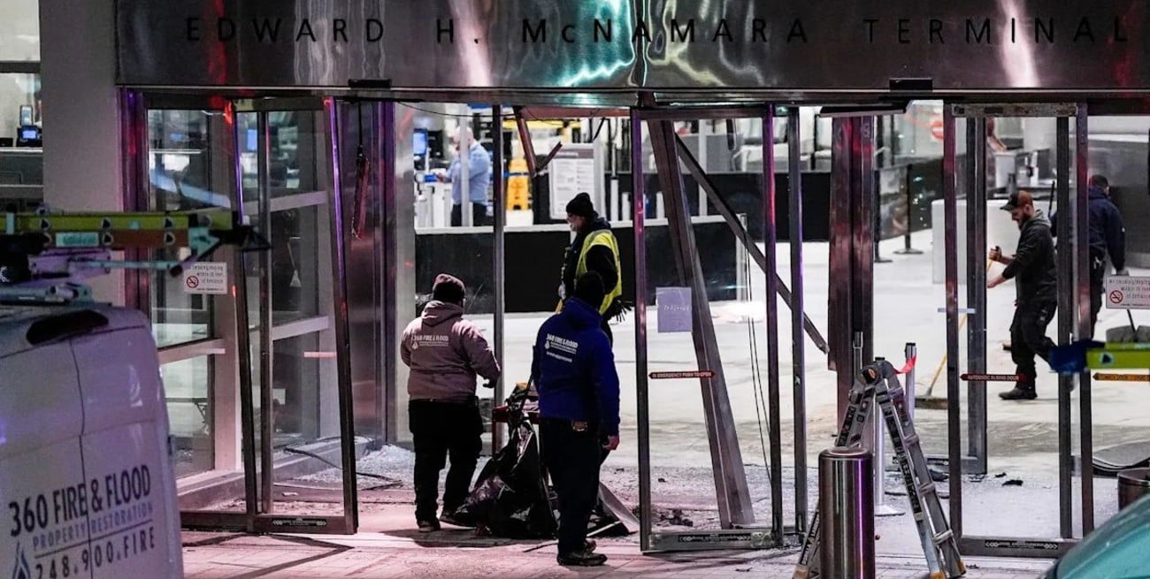 Un auto irrumpió en el aeropuerto de Detroit y dejó seis personas heridas