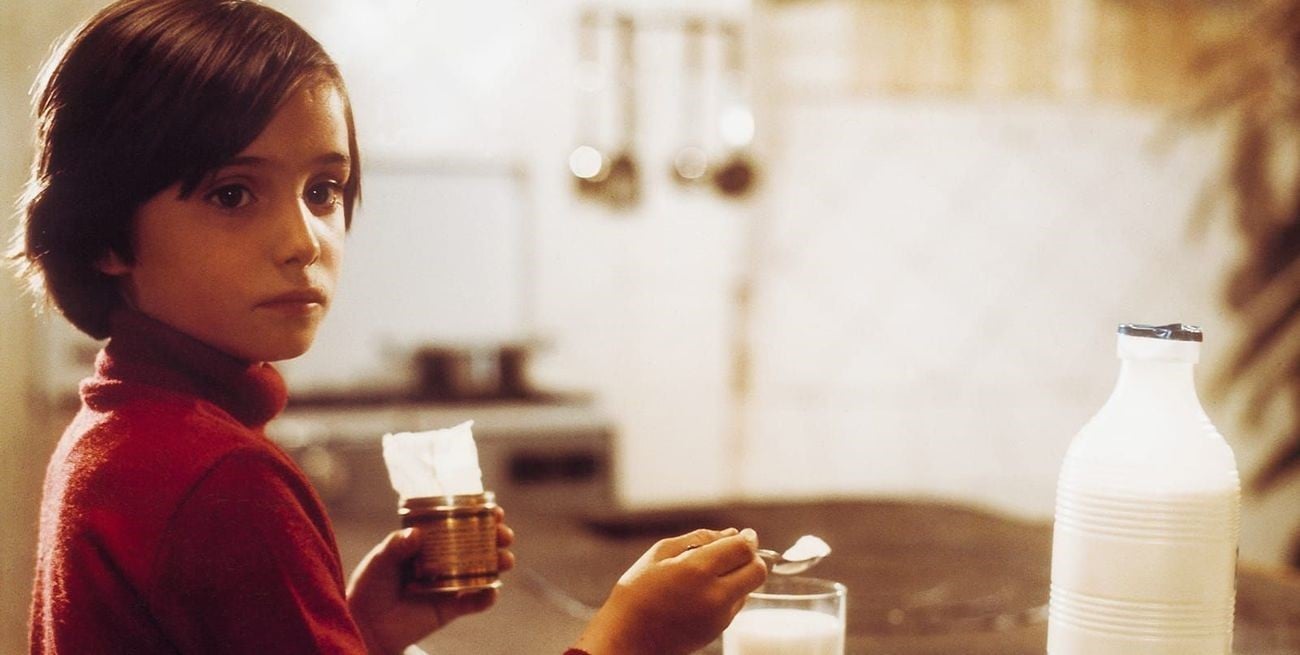 "Cría cuervos" cumple 50 años: cuando el cine español empezó a procesar el franquismo

