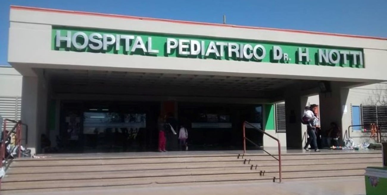 Un adolescente esta en estado crítico tras salvar a su hermano que cayó un canal en Mendoza
