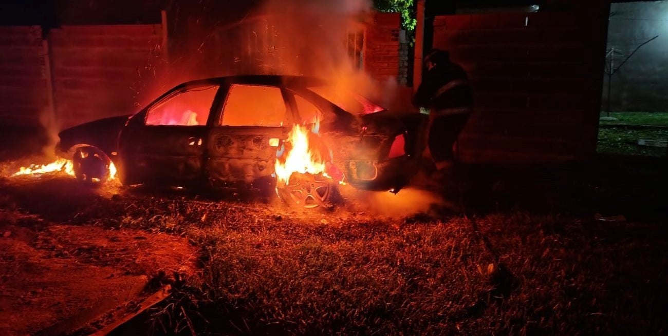 Incendio y destrucción total de un automóvil en Sauce Viejo