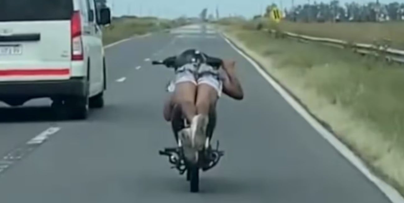 Insólito y temerario: lo filmaron acostado sobre su moto a toda velocidad en una ruta de Córdoba