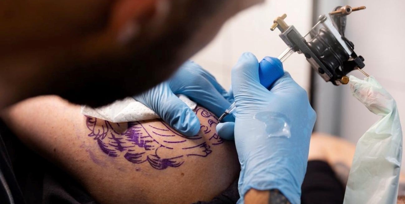 Tatuarse es un hábito cada vez más cotidiano para los argentinos, aunque persiste la discriminación