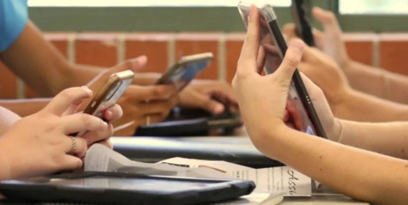 Regulación de celulares en las escuelas: habrá un protocolo de uso y capacitación docente