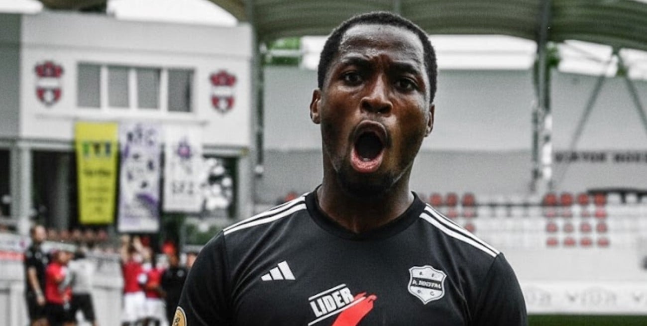 Sorpresa en Riestra: anotó a un delantero nigeriano que llega desde Eslovaquia