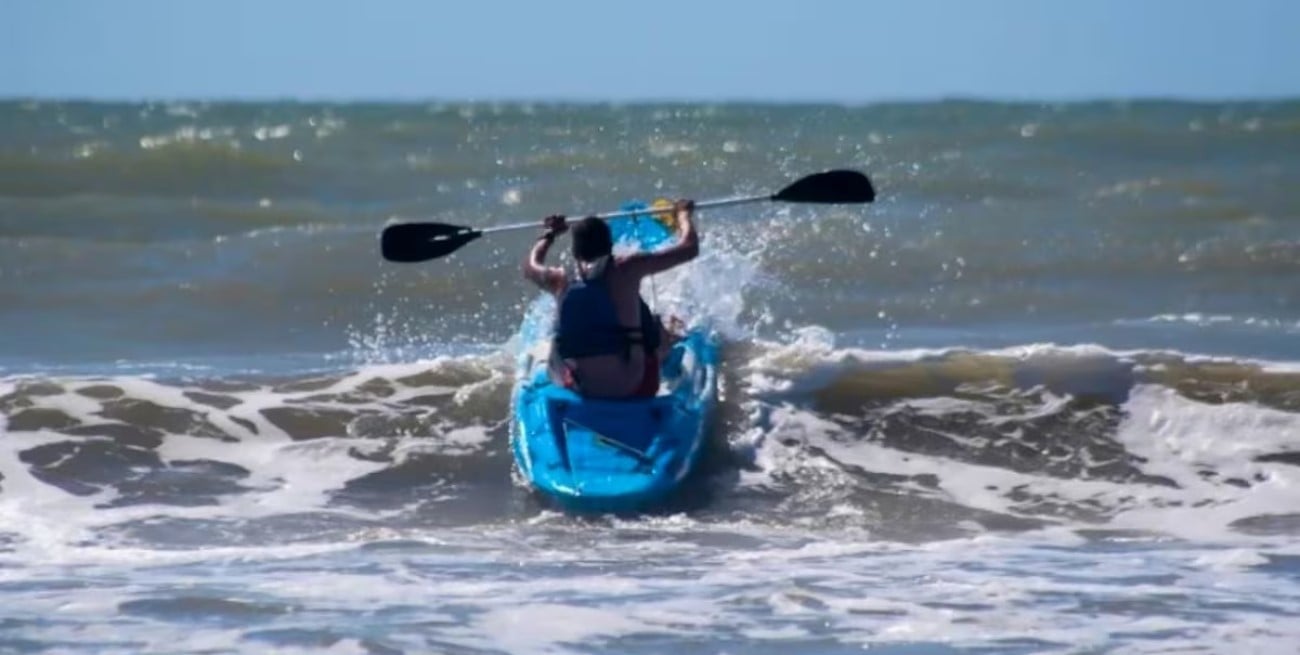 Grabó a un kayakista en peligro y no lo ayudó: denunciaron a un guardavidas en Villa Gesell