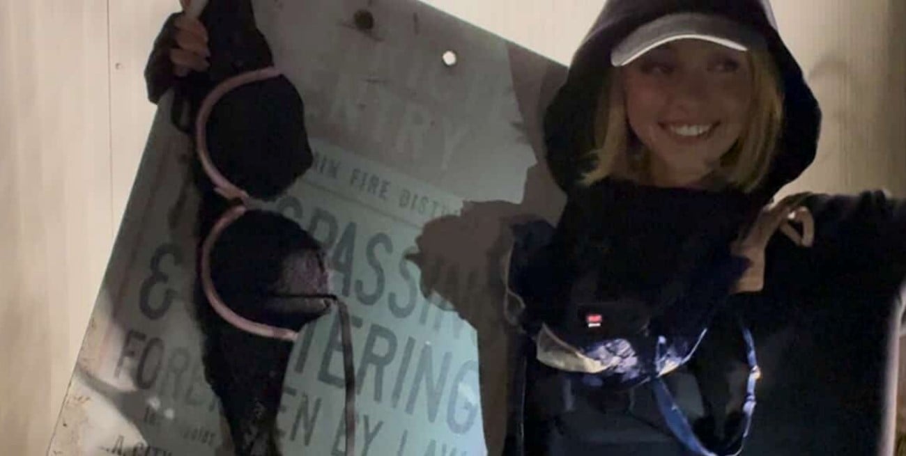 Sydney Sweeney colgó corpiños en el mítico cartel de Los Angeles y fue acusada por vandalismo