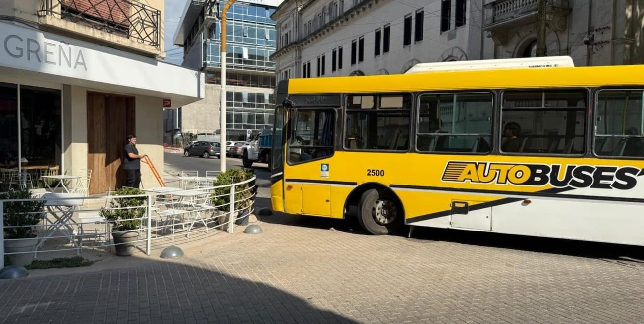 Un colectivo quedó trabado frente a Casa de Gobierno: caos en el tránsito del microcentro