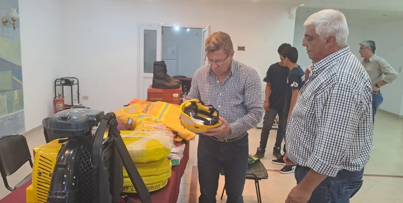 Bomberos de San Justo y Gobernador Crespo recibieron equipamiento clave para el combate de incendios forestales