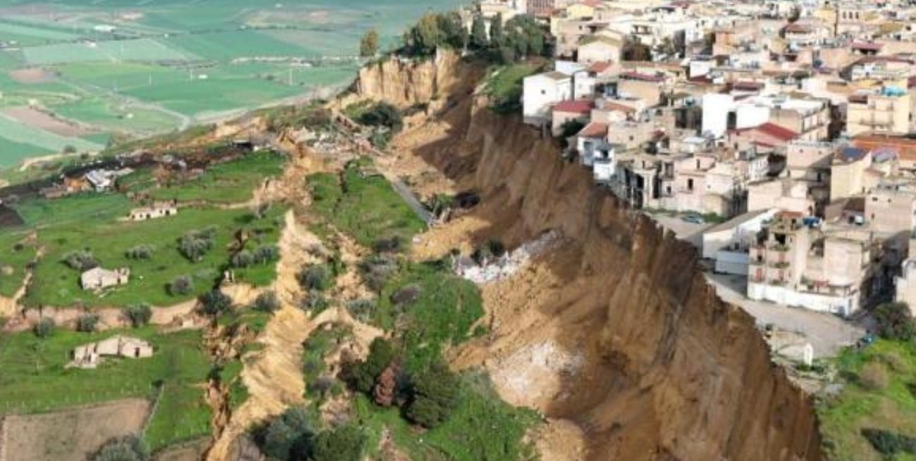 Un pueblo en Sicilia quedó al borde del abismo tras un deslizamiento de tierra