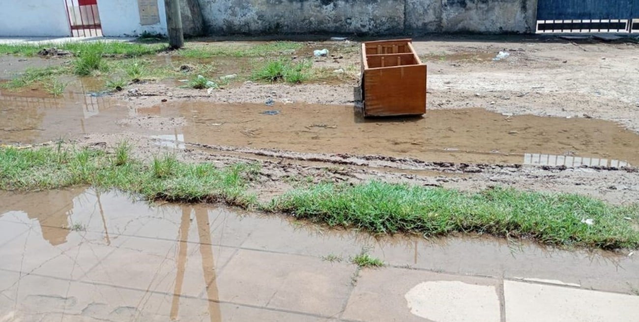 Barrio Los Hornos: reclamo por una pérdida de agua que lleva más de una semana sin solución