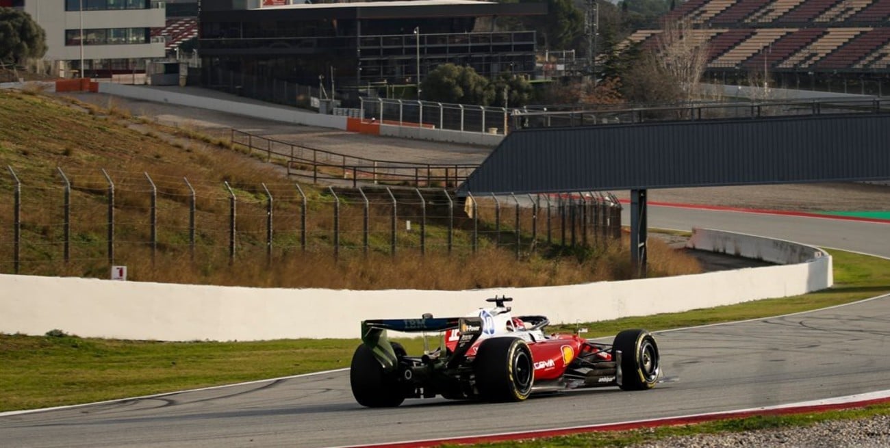 Ferrari y Red Bull monopolizan la mañana del segundo día de test en Barcelona