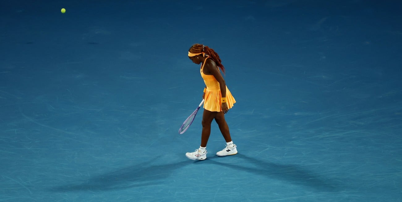 Gauff quedó afuera del Australian Open en 59 minutos, rompió la raqueta y explicó por qué lo hizo
