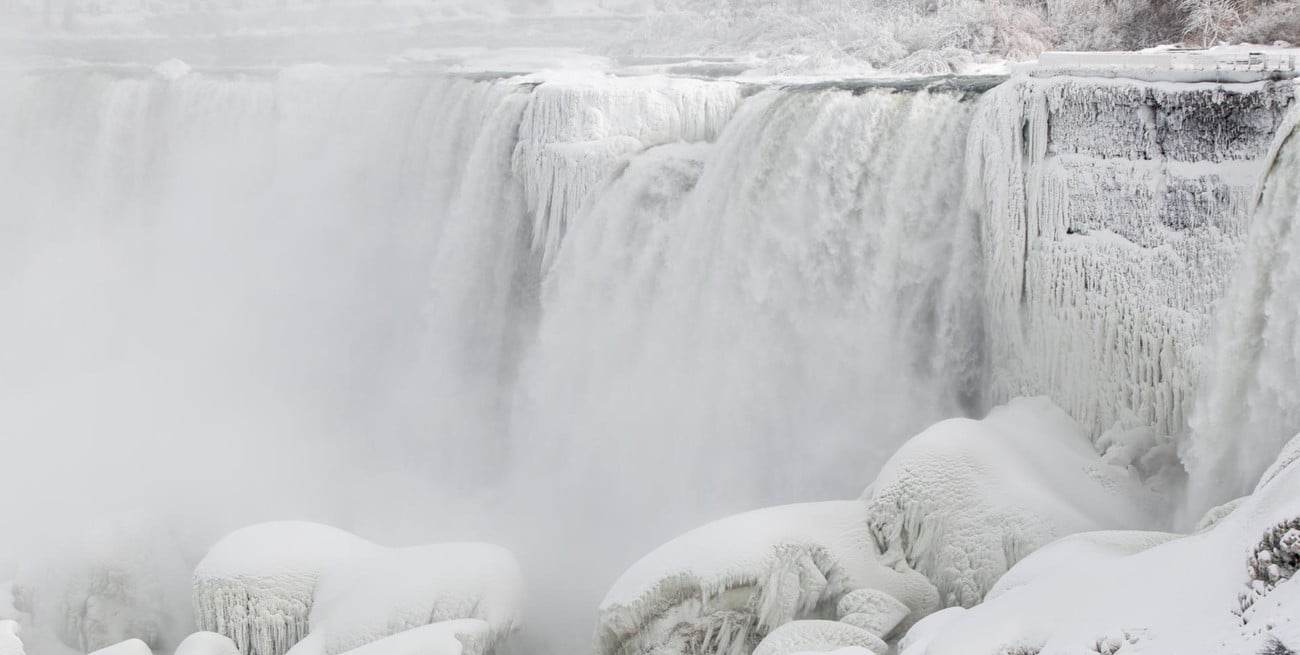 Ola polar cubrió de hielo las cataratas del Niágara en EE. UU. y Canadá