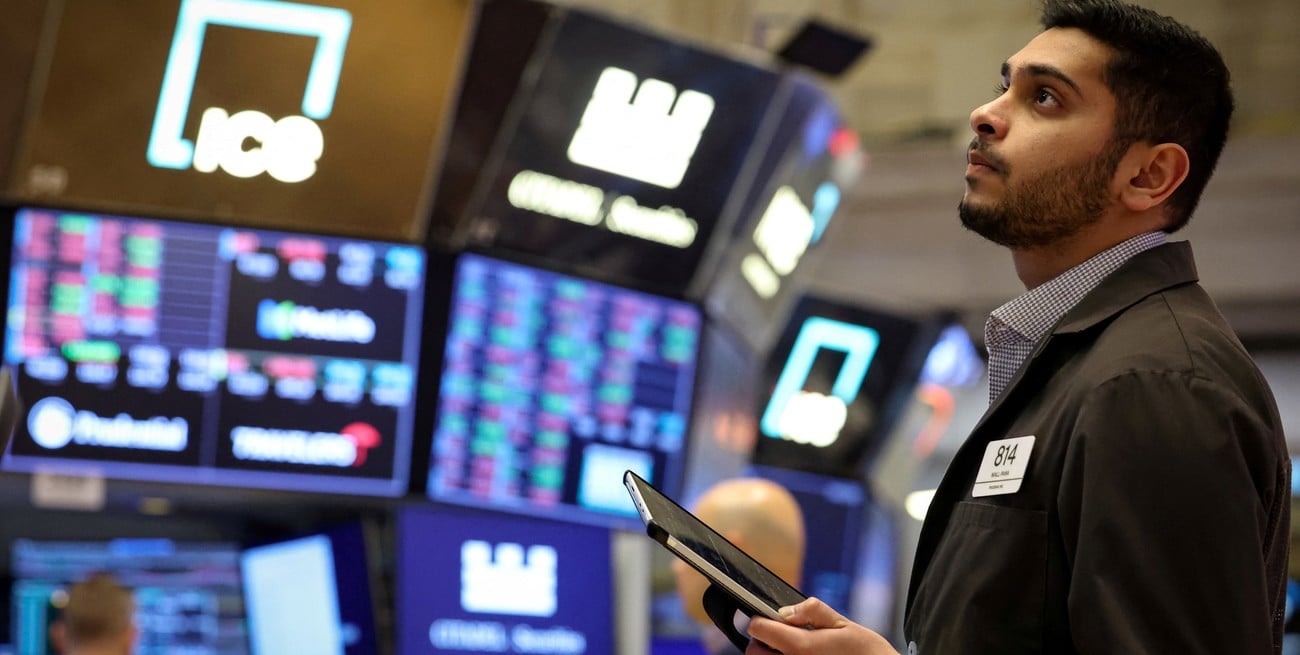 El riesgo país tocó 493 puntos, mínimo desde 2018, y los bonos siguieron en verde