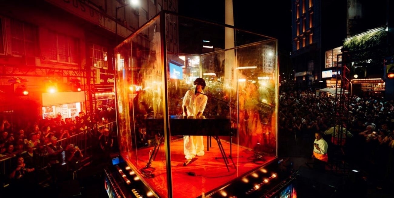 Quién es Ramma, el artista que cortó avenida Corrientes para mostrar su álbum